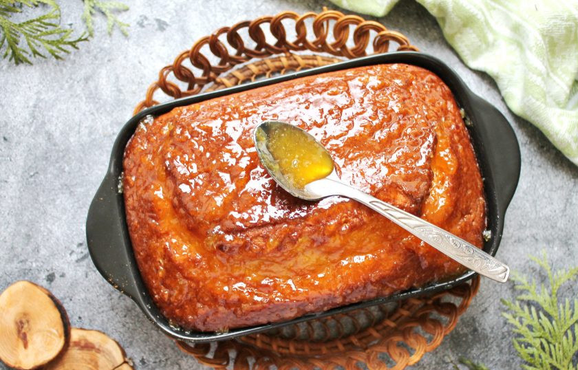 1. Этап. Кекс Мандариновая песня: Готовый кекс достаньте из духовки и смажьте верх апельсиновым джемом. Дайте полностью остыть и подавайте к столу.