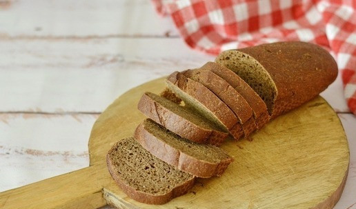 1. Этап. Бутерброды с селёдкой и яйцом: Нарежьте хлеб на ломтики, не толще 1 сантиметра. Можно подсушить их в тостере или на сухой сковороде. Но тогда перед намазыванием масла остудите их.