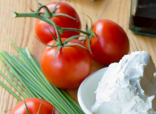 1. Этап. Закуска из помидоров с сыром: 1. Первым делом вымойте и обсушите помидоры. Хвостики можно не удалять! Измельчите зелень и добавьте в сыр, перемешайте.