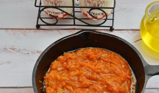 1. Этап. Борщ с бараниной и печёной свеклой: Добавьте в зажарку томатный соус и потушите всё вместе примерно 5-7 минут. Готовую зажарку снимите с плиты.