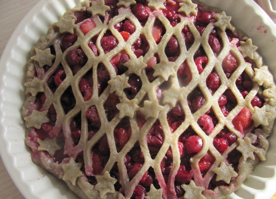 1. Stage. Easy pie with berries: 9. Roll out the smaller part of the dough, cut out a grid with a special knife, you can just cover the top of the pie with the dough, carefully seal the edges, brush the pie with vegetable oil.