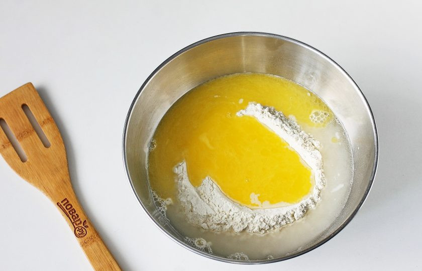 1. Этап. Узбекская лепешка с мясом: Добавьте теплую воду, соль и растопленное сливочное масло.