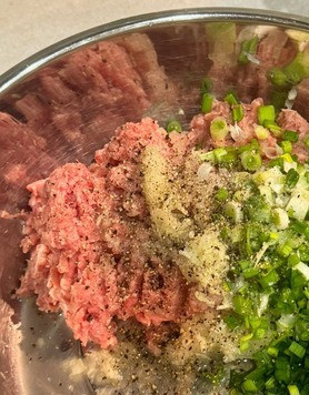 1. Этап. Кебаб в аэрогриле: Добавить мелко нарезанный зеленый лук, соль по вкусу, перец