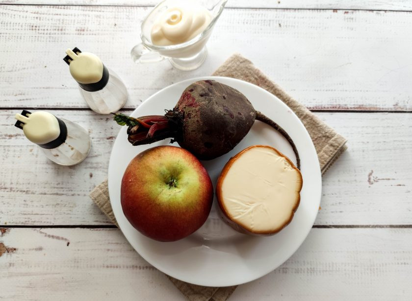 1. Этап. Копченый салат из свеклы: Подготовьте все необходимые ингредиенты. Свеклу отварите до готовности в подсоленной воде и дайте ей полностью остыть.