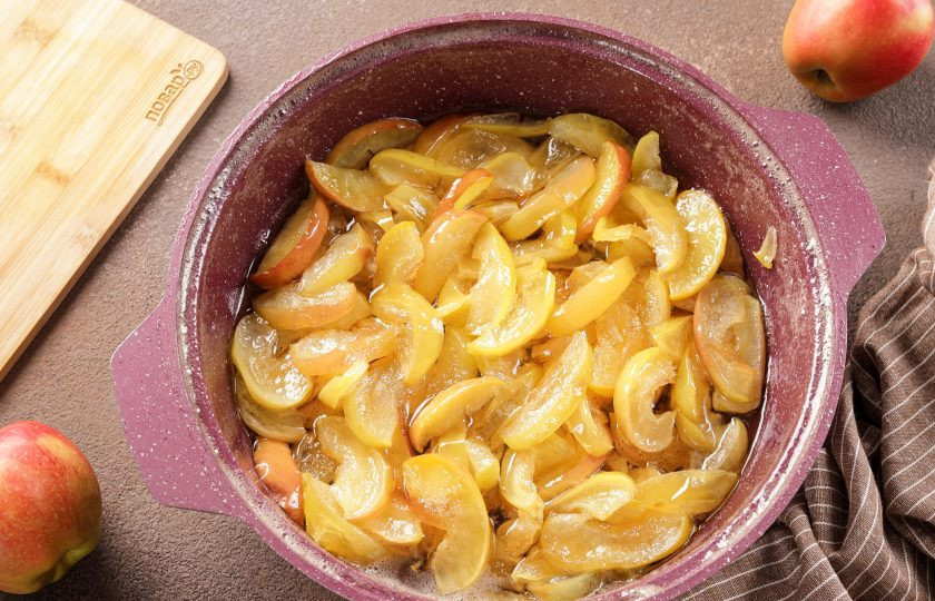 1. Этап. Варенье из яблок в сиропе: Варите на сильном огне 20 минут, периодически помешивая. Если образуется пена, её необходимо убрать.