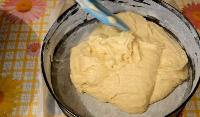 1. Этап. Пирог с абрикосами (простой и вкусный): 5. Форму для выпекания застилаем пергаментом, смазываем кусочком масла и присыпаем мукой. Выливаем в неё тесто, распределяем его по всей форме.