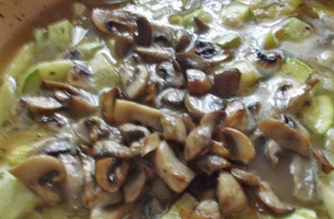 1. Этап. Суп из кабачков с грибами: И протушите минут 15 до готовности овощей.