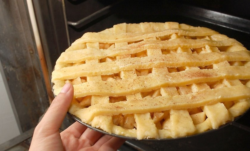 1. Этап. Простой рецепт яблочного пирога: 12. Смажьте яйцом верхушку пирога, украсьте корицей и отправьте в разогретый до 200 градусов духовой шкаф на 15 минут, затем уменьшите температуру до 180 и запекайте 45 минут.