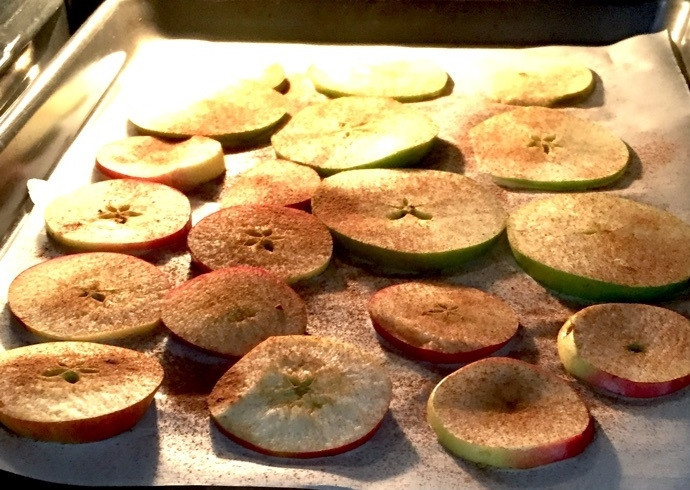 1. Этап. Чипсы из яблок: 2. Отправьте противень с яблоками в разогретую до 100-130 градусов духовку, запекайте около 1,5-2 часов, затем переверните каждый ломтик и запекайте еще 1 час. Выключите духовку, оставьте яблоки до ее полного остывания.