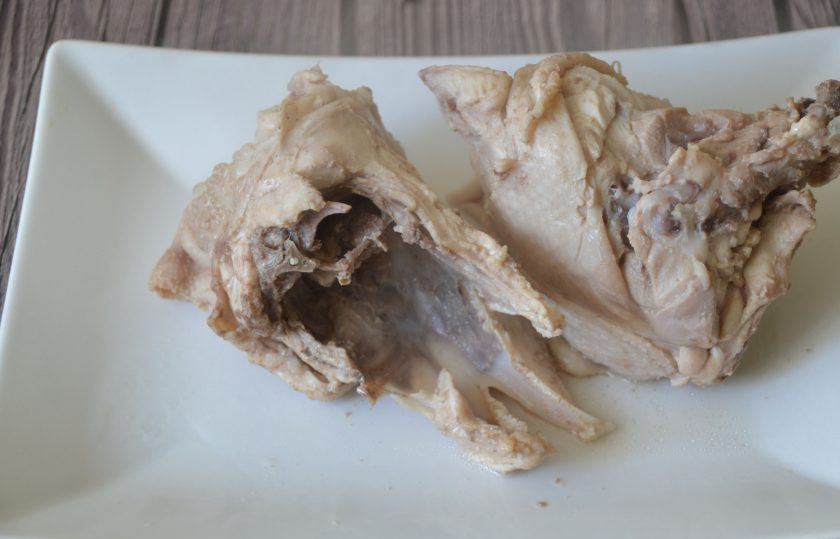 1. Этап. Куриный суп с тортильями: Из бульона достаньте курицу, разберите руками мясо на волокна.