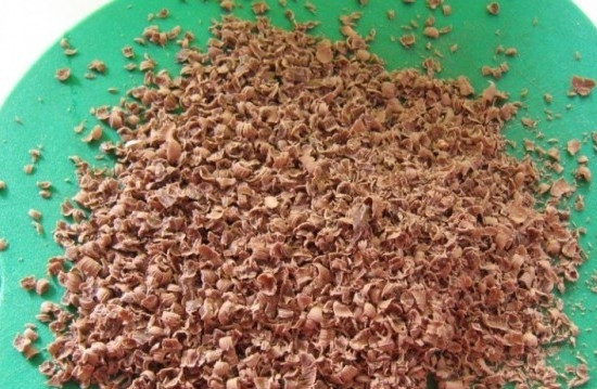 1. Этап. Десерт из яичного белка: Шоколад натрите на крупной тёрке.