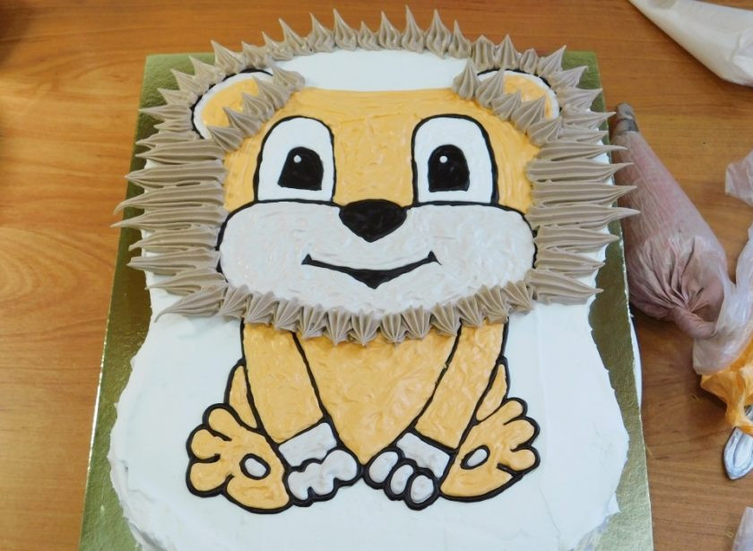 1. Этап. Торт Львенок: Затем цветным кремом сделайте гриву и траву.