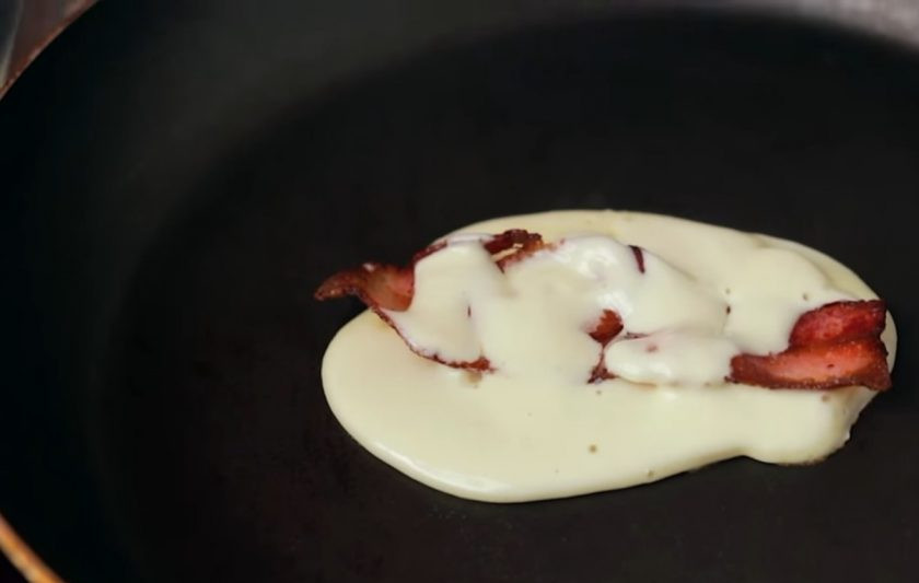 1. Этап. Панкейки с беконом: 4. Выпекайте панкейки на сухой сковороде. Сначала вылейте нижний слой панкейков, затем выложите обжаренные ломтики бекона и аккуратно закрепите их, нарисовав сверху полосочки из теста.