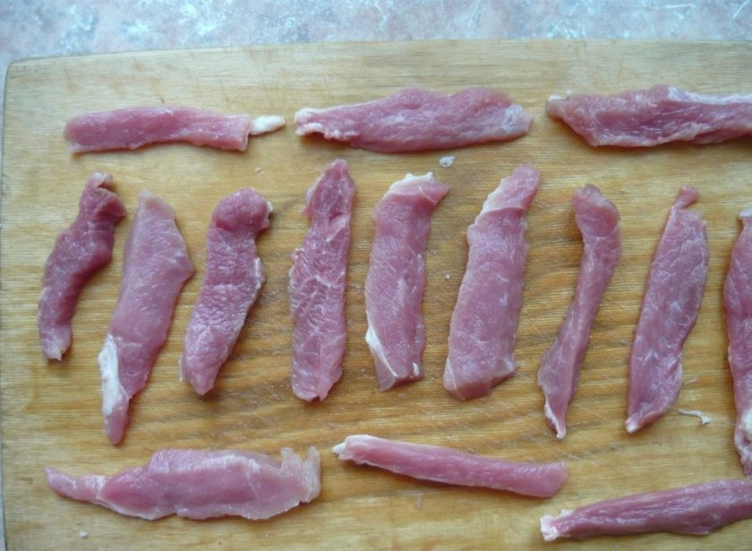 1. Этап. Азу из свинины: 1. Вымойте мясо и нарежьте небольшими продолговатыми кусочками.