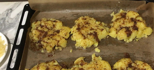 1. Этап. Гарнир из картофеля Грязный картофель: Раздавите картошку и смажьте ее масляной смесью. Запекайте в духовке, разогретой до 200 °C, 25-30 минут.