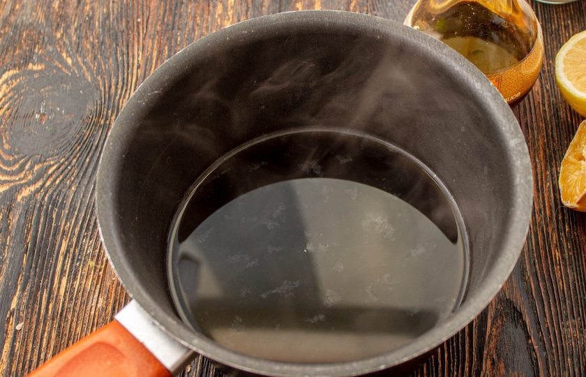 1. Этап. Лимонно-соевый соус: Влейте соевый соус и сок лимона, перемешайте и варите 1-2 минуты.