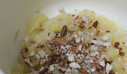 1. Этап. Торт Панчо: В чашу выложить обжаренные орехи и порезанный кусочками ананас, влить сироп из-под ананаса.