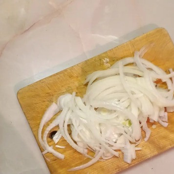 1. Этап. Салат Любавушка: Лук очистить и нарезать полукольцами.