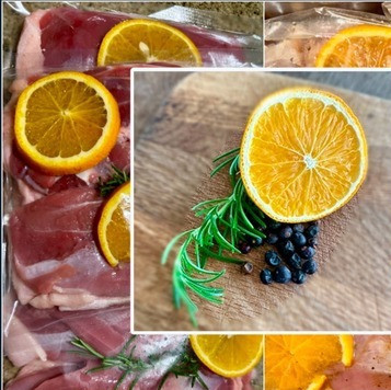 1. Этап. Утиные грудки: су-вид, духовка и брусника: И про утку. Вернее, про утиные грудки-ножки. Способов много. Мне нравится вот такой. Утку слегка поперчить и в пакеты. Можно взять пакеты для вакуумной упаковки, но не обязательно, на самом деле. К каждой ножке или грудке будет не лишним добавить ломтик апельсина. У меня пакеты на «две детали» нашлись. В каждый пакет я добавляю по три можжевеловых ягодки. Раздавить рекомендую. И веточку розмарина. Небольшую. Очень простой соус. Из расчёта на две ножки или грудки: столовая ложка мёда, три столовых ложки соевого соуса, столовую ложку оливкового масла. Прогревая, хорошо все перемешать. Как только мёд «разойдётся», залить соусом утиные ножки-грудки. Прямо в пакете. Пакет лучше всего, конечно, запаять-запечатать, при помощи вакууматора. Не забыть «выдавить» из пакета лишний воздух. И в холодильник. Минимум часов на двенадцать. Но лучше на сутки. Время от времени переворачивать, перекладывать. Чтобы соусом содержимое пропитывалось равномерно и постоянно.