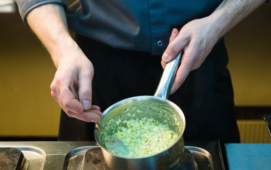 1. Этап. Рыба по-польски с яйцом: 5. Растопите сливочное масло. Соедините яйца, масло и измельченную зелень, все как следует перемешайте. Посолите и поперчите по вкусу.