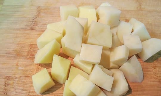 1. Этап. Борщ сибирский: 9. Очистите картофель и выложите в кипящий бульон. Добавьте овощи.