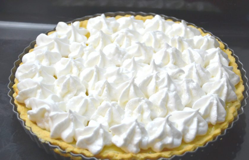 1. Этап. Американский лимонный пирог: Выложите на пирог (из кондитерского мешка или обычной ложкой) меренгу. Снова поместите в духовку примерно на 10 минут при температуре 180 градусов до образования легкого кремового оттенка.