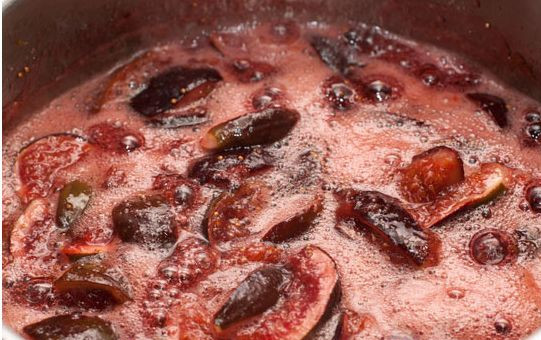 1. Этап. Варенье из лайма: Массу варим на среднем огне в течение 20 минут.