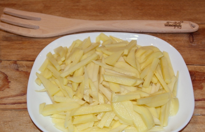 1. Этап. Скоблянка: Картофель очищаем от шкурки. Нарезаем средней соломкой, но не слишком тонко.