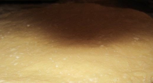 1. Этап. Творожные пончики (простой рецепт): Делим тесто на части и раскатываем в пласт толщиной в 2 см.