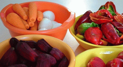 1. Этап. Заправка для борща на зиму: Все овощи хорошо вымойте. Морковь, лук и свеклу очистите. Перец разрежьте напополам и удалите серединку. Помидоры ошпарьте кипятком и удалите кожицу.