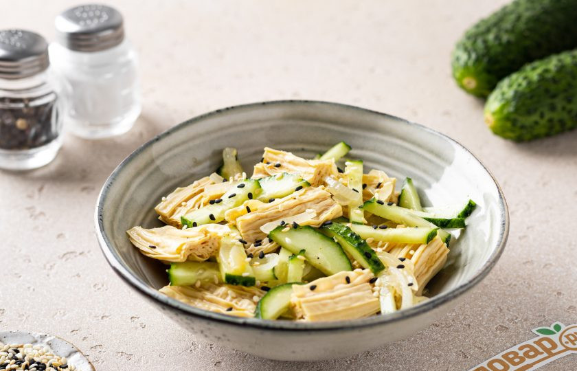 1. Этап. Салат из соевой спаржи с огурцом: Перед подачей добавьте жареный кунжут. Салат из соевой спаржи с огурцом готов, приятного вам аппетита!