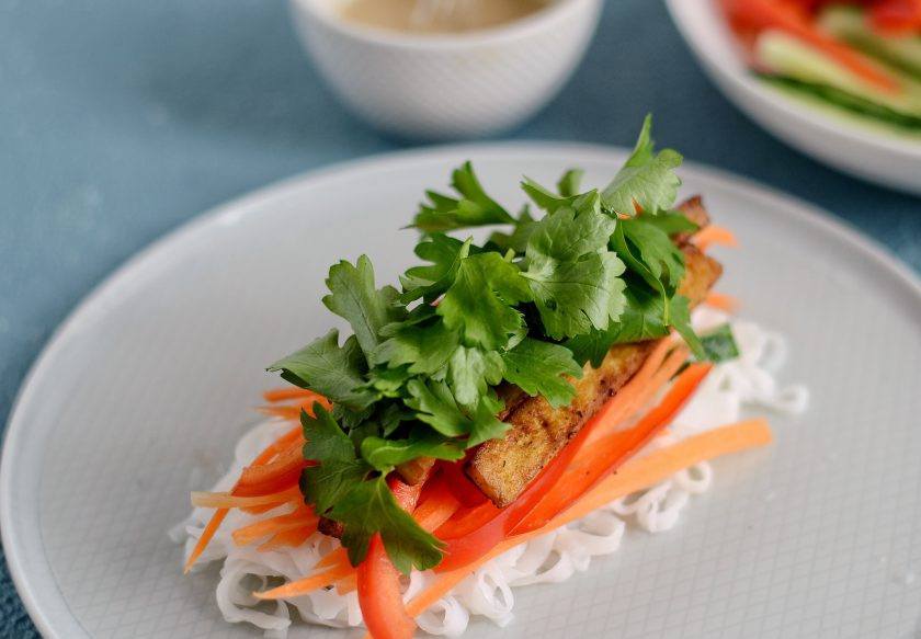 1. Этап. Тайские роллы: В конце добавьте петрушку. Закрутите ролл конвертиком, а потом разрежьте пополам.