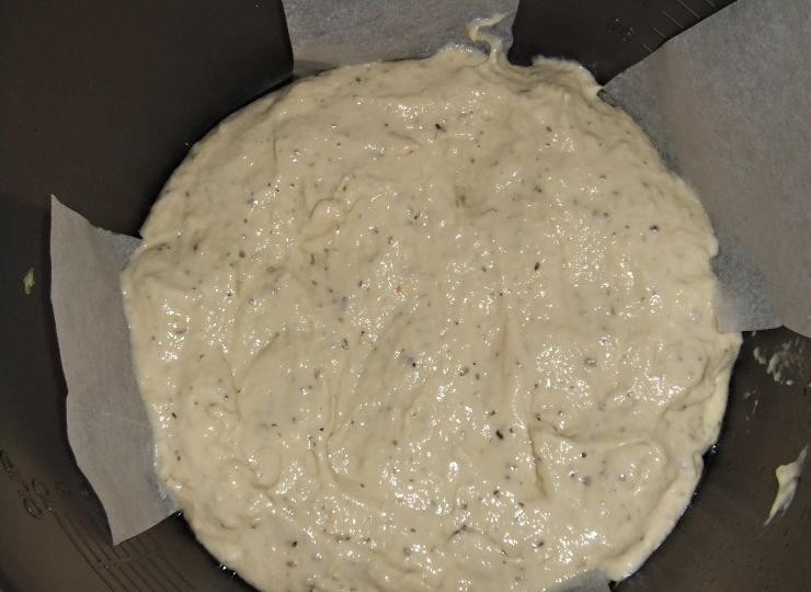 1. Этап. Тесто для пиццы в мультиварке: Готовое тесто мы выкладываем в застеленную пергаментной бумагой чашу мультиварки и выкладываем сверху любую начинку на ваш вкус.