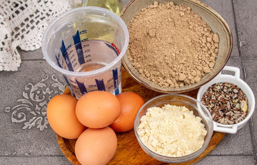 1. Этап. Льняной кето-хлеб: Подготовьте все необходимые продукты для приготовления хлеба.