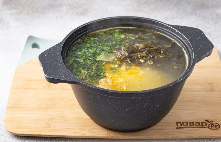 1. Этап. Суп с морской капустой и рисом: Добавьте в кастрюлю зелень, лавровый лист, рис, чеснок и морскую капусту. Посолите и поперчите по вкусу. Доведите до кипения и выключите плиту. Накройте крышкой и дайте настояться супу еще 10 минут.