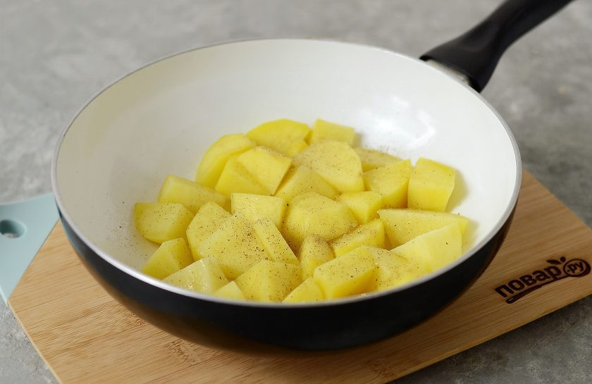 1. Этап. Пататас бравас: Разогрейте сковороду с растительным маслом. Выложите картофель, посолите и поперчите. Жарьте 5 минут на сильном огне, затем убавьте огонь и готовьте еще 20 минут, периодически помешивая.