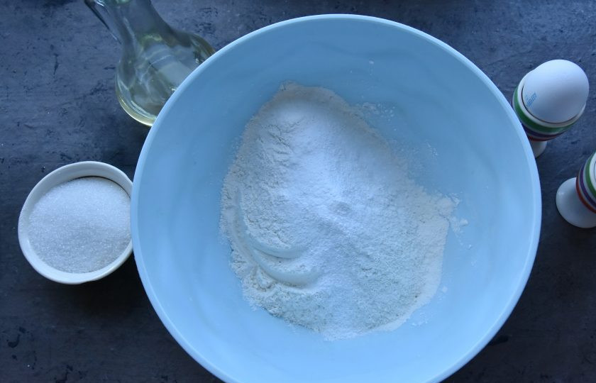 1. Этап. Пышные панкейки рецепт на кефире: В посуду соответствующего размера через мелкое сито просейте пшеничную муку вместе с солью, содой и разрыхлителем.
