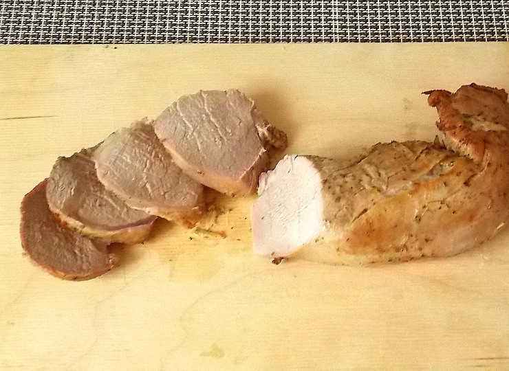 1. Этап. Свиная вырезка по-французски: Переложите мясо в форму и доведите до готовности в духовки при 200 градусах в течение 20 минут. Дайте постоять 10 минут.