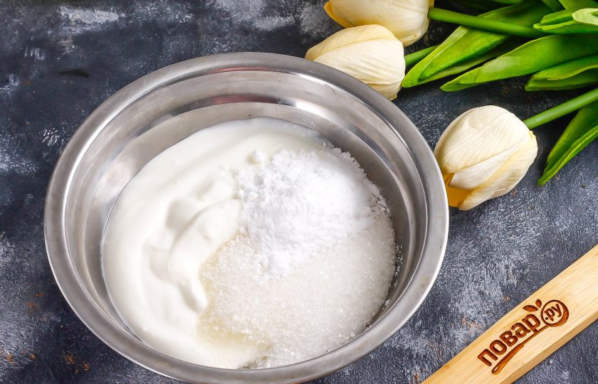 1. Этап. Торт из оладий: Из сметаны любой жирности, сахара и загустителя для сметаны или для сливок сделайте крем, тщательно размешав все компоненты в течение 2-3 минут.