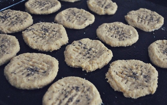 1. Этап. Печенье из нута: 2. Ложкой выложите тесто на противень, разровняйте. По желанию присыпьте маком или семечками. Отправьте противень в разогретую до 180 градусов духовку.