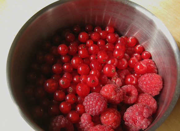 1. Этап. Ягодный мусс с белком: 1. Ягоды для мусса необходимо вымыть, просушить и освободить от веточек, хвостиков и т.д.