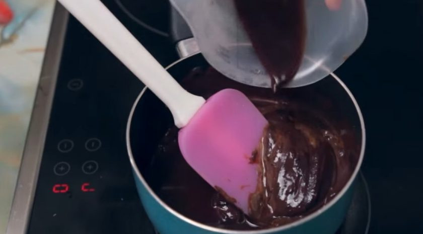 1. Этап. Чурросы с шоколадно-кофейным соусом: 4. Приготовьте соус: шоколад смешайте со сливками и поставьте на огонь, чтобы шоколад растопился. Затем добавьте кофе и хорошо перемешайте до однородного состояния.