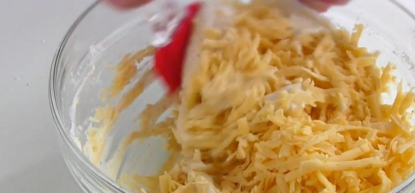 1. Этап. Картофельный пирог на кефире (сытный): 2. Затем приготовьте сырное тесто: кефир смешайте с солью, перцем, мукой с разрыхлителем. Добавьте тертый на крупной терке твердый сыр и перемешайте.