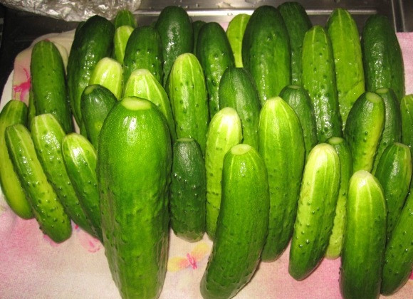 1. Этап. Огурчики Пальчики на зиму: Огурчики должны быть не слишком большими, среднего размера. Промойте их, отрежьте попки.