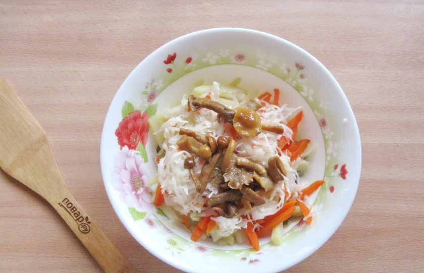 1. Этап. Салат Старорусский с грибами: Добавьте соленые или маринованные грибы.