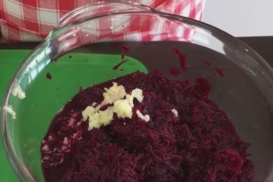 1. Этап. Салат из свеклы (просто, но вкусно): 2. Подсолите и поперчите свеклу, выдавите 2-3 зубчика чеснока в миску с будущим салатом.