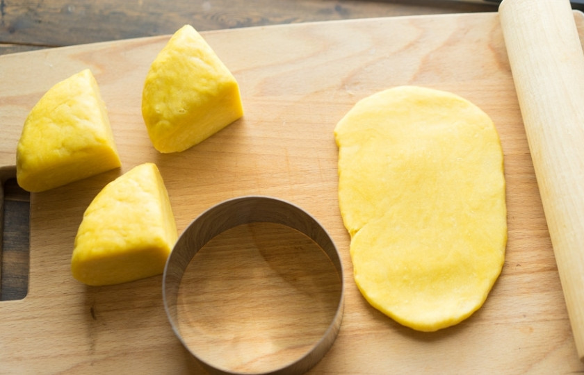 1. Этап. Итальянские пельмени: Пока охлаждается начинка, достаньте и подготовьте тесто. В идеале - просто делать это с машинкой для раскатки теста, ведь его нужно раскатать до 2-3 мм. в толщину.