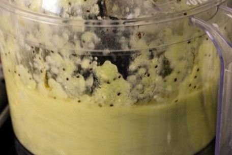 1. Этап. Говядина в маринаде с киви: 1. В чашу блендера (или кухонный комбайн) отправьте очищенные киви, измельчите в пюре. Параллельно соедините соевый соус, мед, перец, кунжутное масло, влейте к киви. Перемешайте до однородности.