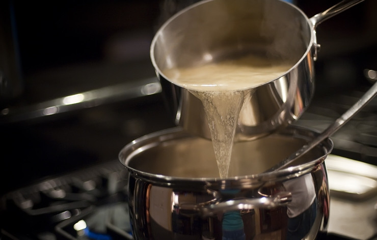 1. Этап. Ризотто со шпинатом: Добавляем немного куриного бульона.