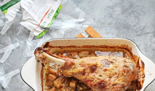 1. Этап. Голень индейки запеченная с айвой: Запекайте все в горячей духовке в течение 70 минут при температуре 200 градусов. Удалите фольгу и подержите индейку еще 5-15 мину, до желаемой корочки. Готовую голень индейки выньте, переложите на тарелку. Из формы слейте лишнюю жидкость, при желании, айву помните и положите в тарелку с индейкой.